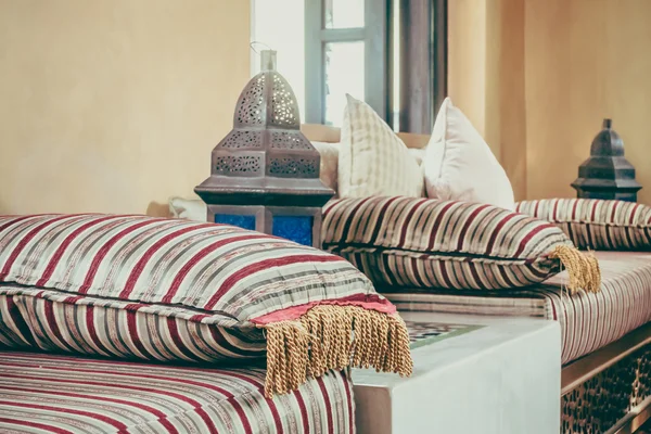 Travesseiros em sofás com estilo marroquino — Fotografia de Stock