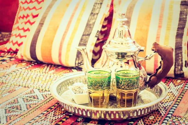 摩洛哥风格的热奶茶 — 图库照片