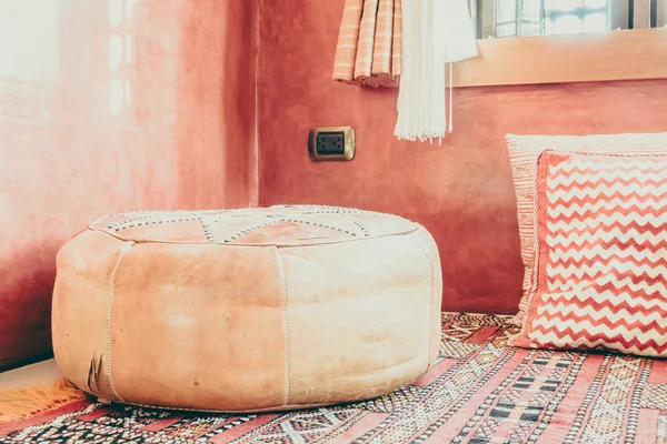 Almohada en sofá con estilo marroquí — Foto de Stock