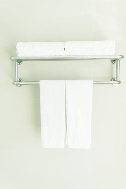 Banyoda havlu asılı