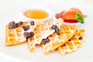 Waffle tatlı çilek reçeli ile