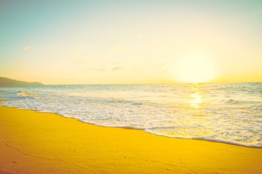Günbatımı ile deniz ve plaj