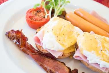 Yumurta Benedict kahvaltı için ayarla