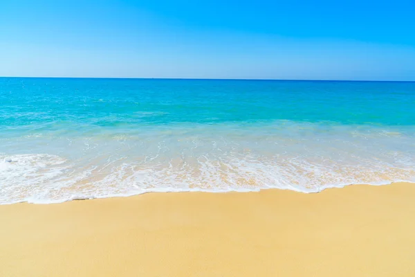 Hermosa playa y mar — Foto de Stock