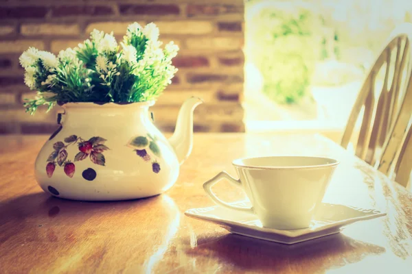 白いコーヒー カップ、花瓶の植物 — ストック写真