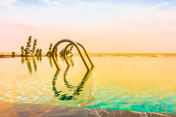 Vackra lyxiga semesteranläggning i poolen — Stockfoto