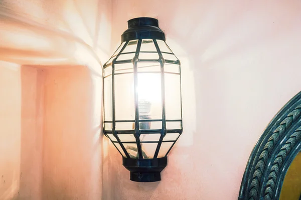 Lykta ljus lampa på väggen — Stockfoto