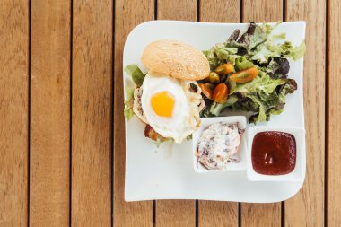 Sebze ile lezzetli hamburger