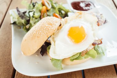 Sebze ile lezzetli hamburger