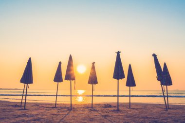 Plaj ve deniz siluetleri şemsiye