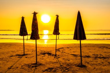 Plaj ve deniz siluetleri şemsiye