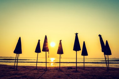 Plaj ve deniz siluetleri şemsiye