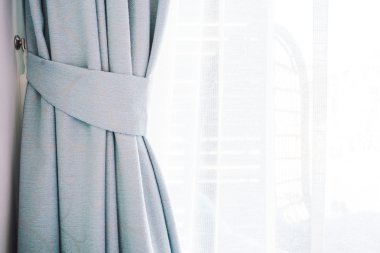 Oturma odasında güzel perde