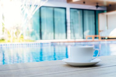 Beyaz kahve fincanı açık Manzaralı