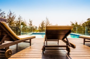 Yüzme Havuzu etrafında boş sandalyeler