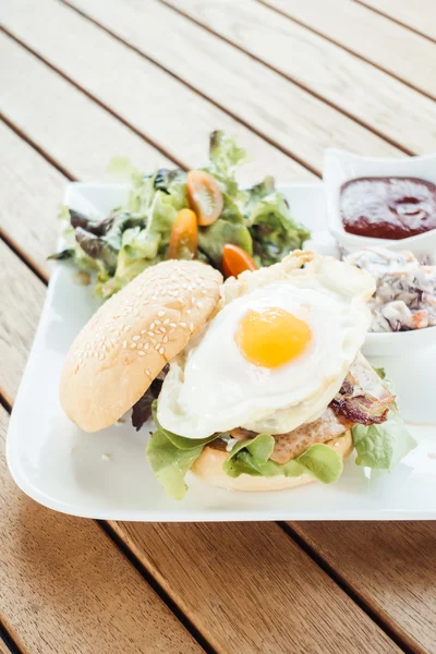 Delicious hamburger with vegetable — Stock Photo, Image