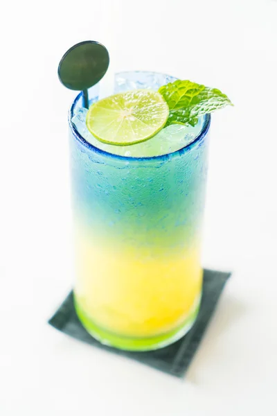 Цветной лимонный коктейль — стоковое фото