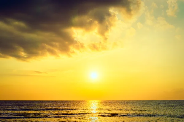 Krásný východ slunce na pláži — Stock fotografie