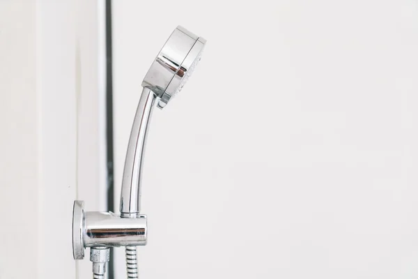 Água da torneira no banheiro — Fotografia de Stock