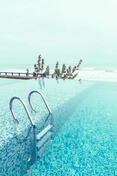 Merdivenli yüzme havuzu — Stok fotoğraf
