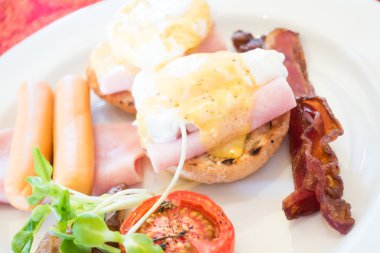 Yumurta Benedict kahvaltı için ayarla