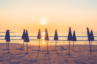 Plaj ve deniz siluetleri şemsiye