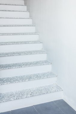 Beyaz ve gri beton merdiven