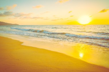 Günbatımı ile deniz ve plaj