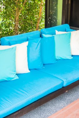 Kanepe üzerinde güzel yastıklar