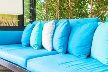 Kanepe üzerinde güzel yastıklar