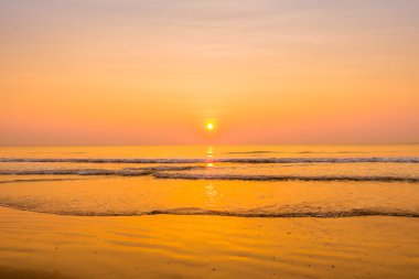 Sahilde güzel gündoğumu