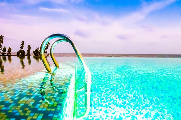 Vackra lyxiga semesteranläggning i poolen — Stockfoto