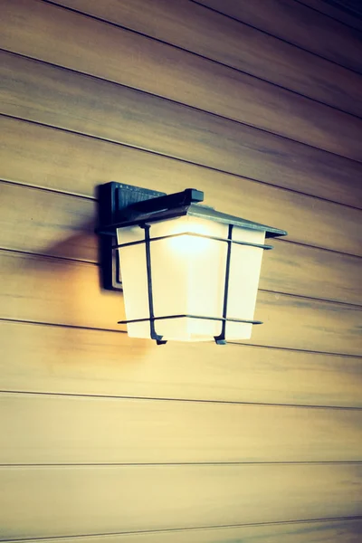 Lampe lumineuse dans le salon — Photo