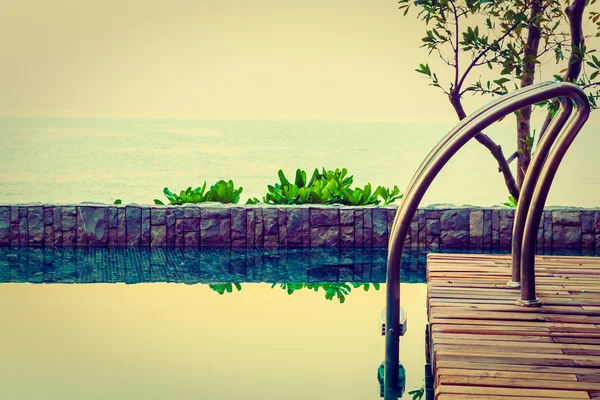 Hermosa piscina de hotel de lujo — Foto de Stock