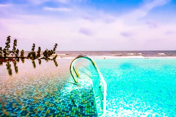 Güzel lüks Yüzme Havuzu resort — Stok fotoğraf