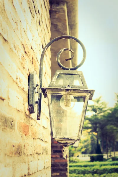 Antiguo farol en la pared — Foto de Stock