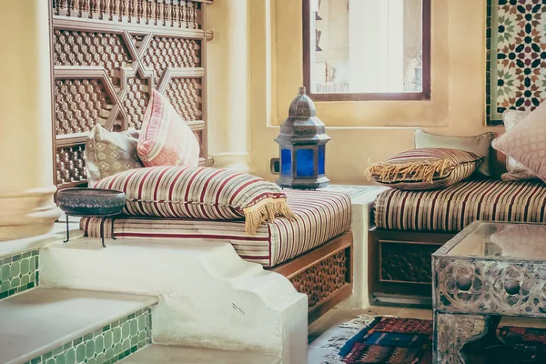 Polštáře na pohovce s Marokem stylu — Stock fotografie