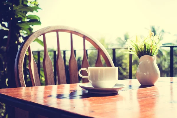 Beyaz kahve Kupası ve vazo bitki — Stok fotoğraf