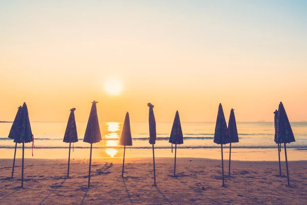 Guarda-chuvas de silhuetas em praia e mar — Fotografia de Stock