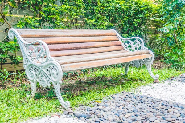 Empty bench in park — Stock Photo, Image