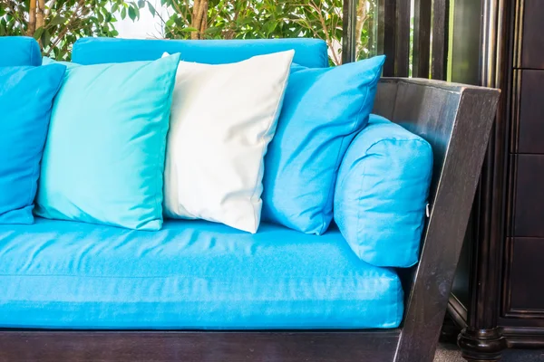 Красивые подушки на диване — стоковое фото