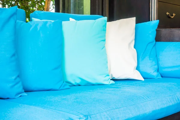 Bellissimi cuscini sul divano — Foto Stock