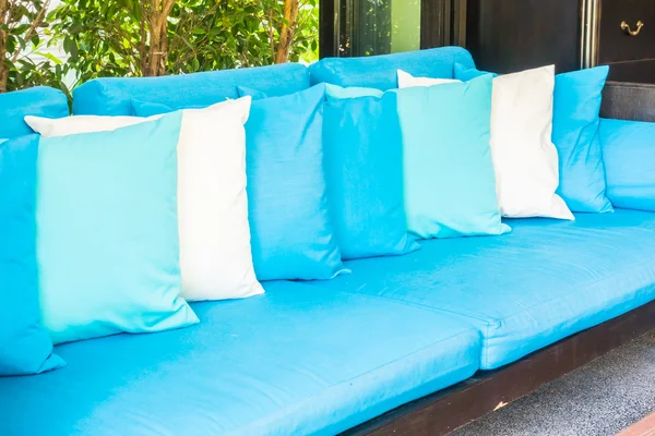 Kanepe üzerinde güzel yastıklar