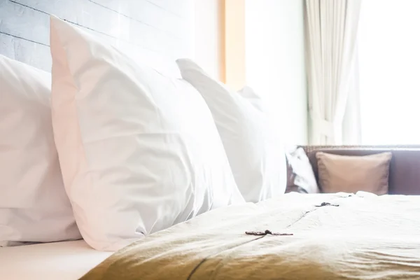Almohadas en la cama en el dormitorio — Foto de Stock