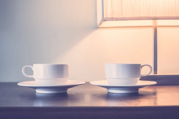 Lampe de table avec tasses à café — Photo