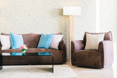 Yastıklar ve lüks oturma odasında kanepe