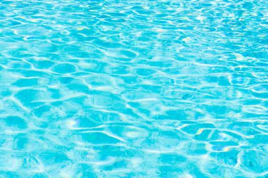 Havuz suyu üzerinde güneş ışığın yansıması