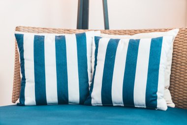 oturma odasında kanepede yastık