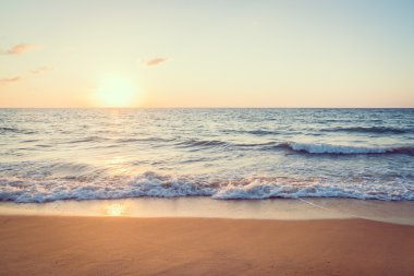 Günbatımı ile deniz ve plaj