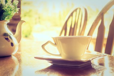 Beyaz kahve Kupası ve vazo bitki